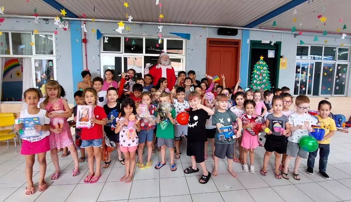 Crianças felizes recebendo presentes